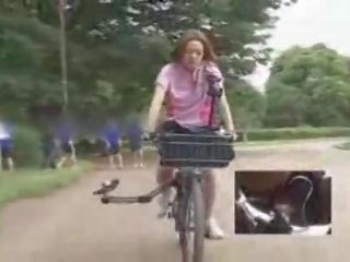 Hapon beyb masturbated habang pagsakay a specially modified pagtatalik film video bike!