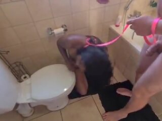 人間 トイレ インディアン harlot 入手する 腹を立てて 上の と 入手する 彼女の 頭 flushed 続きます バイ 吸い ジョンソン