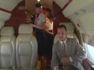 Geidulingas stewardesses žįsti jų clients sunkus varpa apie as plane