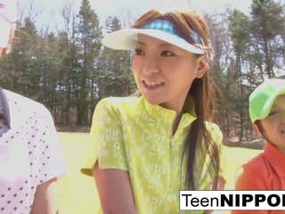 Guapa asiática adolescente niñas jugar un juego de desvistiéndose golf: hd porno 0e
