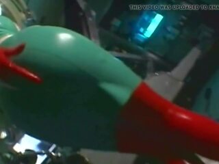 Bem conhecido japonesa enfermeira milks pica-pau em vermelho látex luvas
