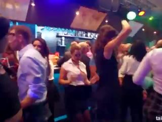 Vzrušený clubbers dostane bouchl v veřejné