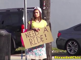 Hitchhiking diva fucked di luar rumah pada kereta