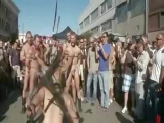 Publiek plaza met gestript mensen prepared voor wild coarse violent homo groep seks film klem