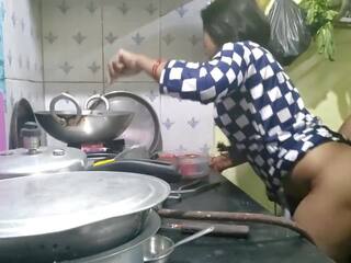 Indický bhabhi cooking v kuchyně a bratr v zákon. | xhamster